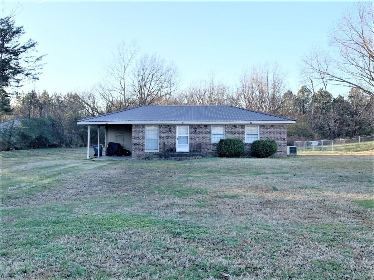 3 BD 1BA HOUSE! New flooring being install... - 3 BD 1BA HOUSE! New flooring being install...