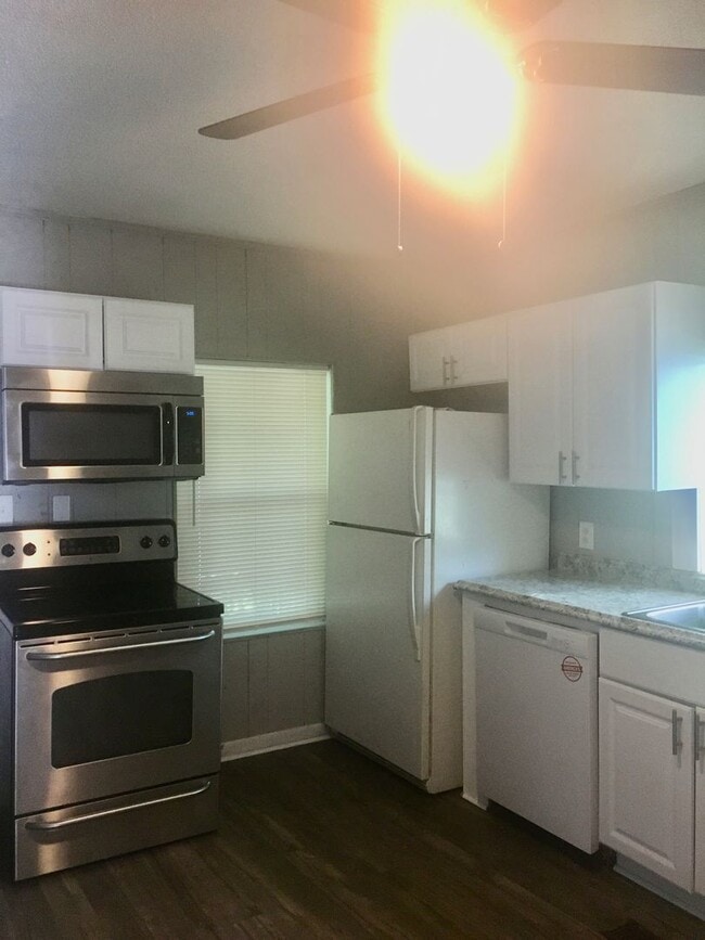 Photo - Cute 2 Bed/1 Bath HOUSE w/ yard!!