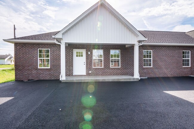 Building Photo - 725 Oak St Unit A Rental