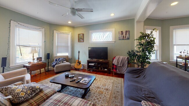 Building Photo - 96 Columbia St Unit 2 Rental