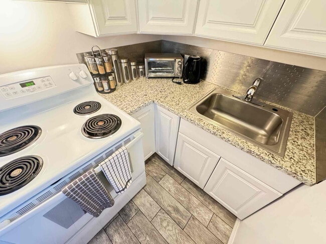 Photo - 210 Lone Oak Ave