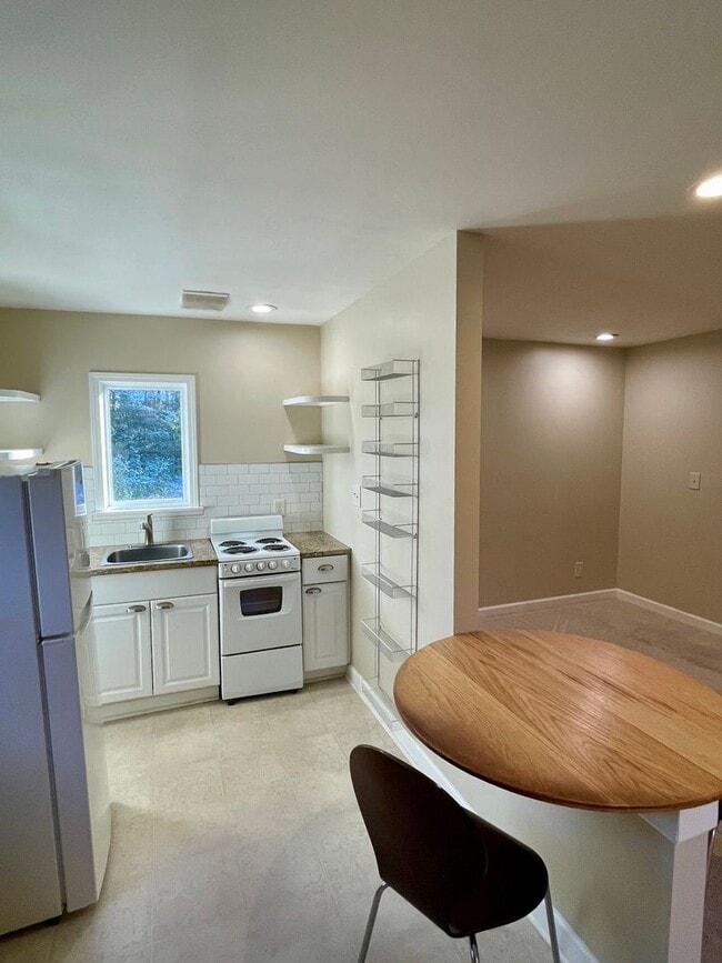 Building Photo - 1153 Delano St Unit B