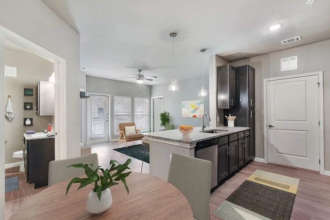 Photo - 3301 Gulf Fwy Unit 7308