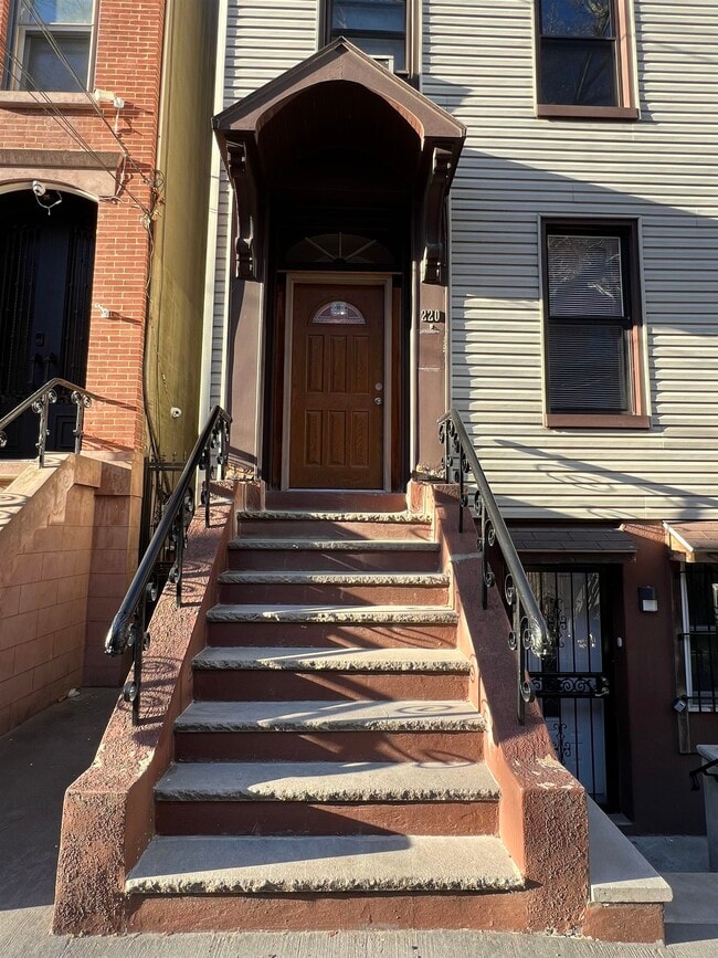 Building Photo - 220 Bay St