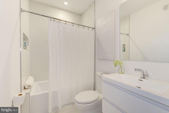 Photo - 1871 Corcoran St NE