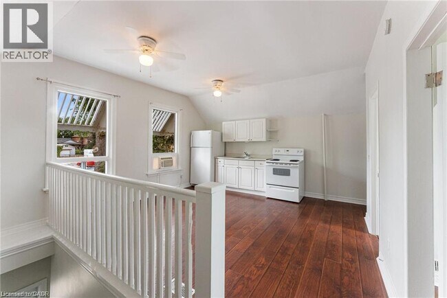 Photo - 208 East Avenue N