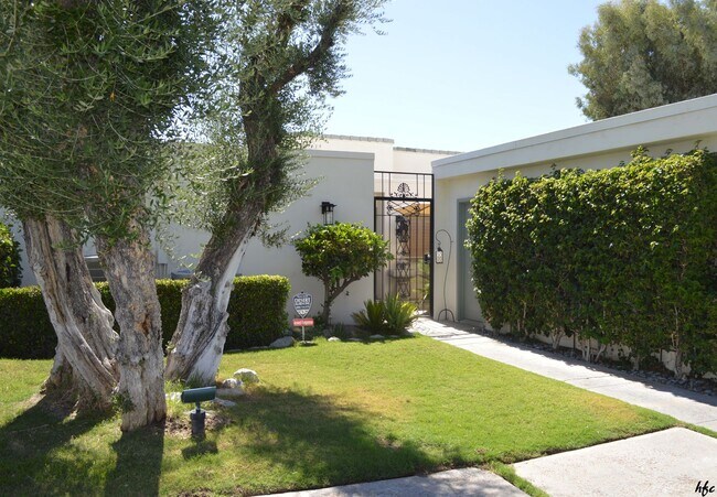 Photo - Hollywood Glam in Palm Springs. Furnished,...