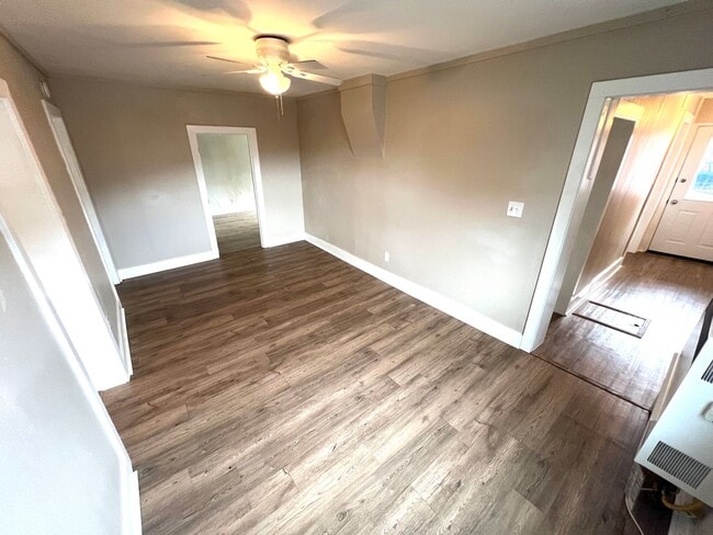 Photo - Pet Friendly 3 Bed 1 Bath Single Family home Close to Downtown!