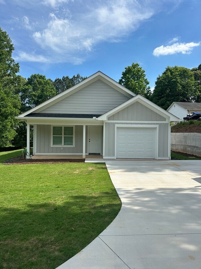 Building Photo - New 3 Bedroom Home in 30506!