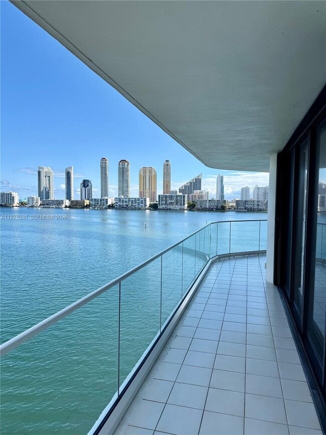 Photo - 2800 Island Blvd Unidad 706