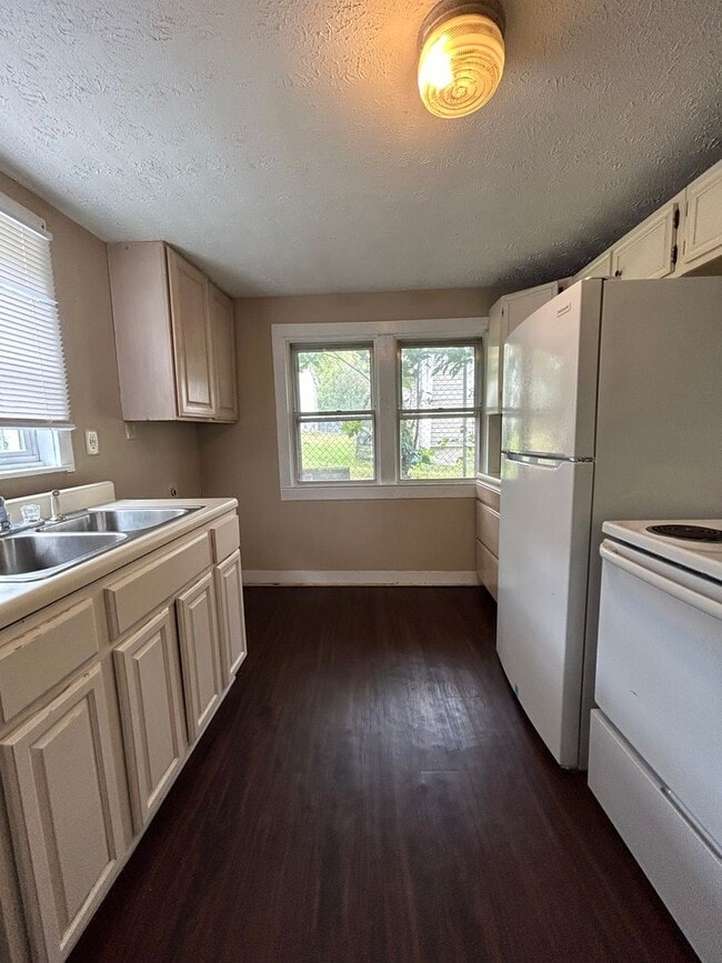 Building Photo - 2 Bedroom Single Family Home Alert!!!