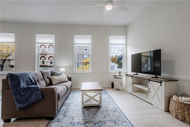 Photo - 16 College St