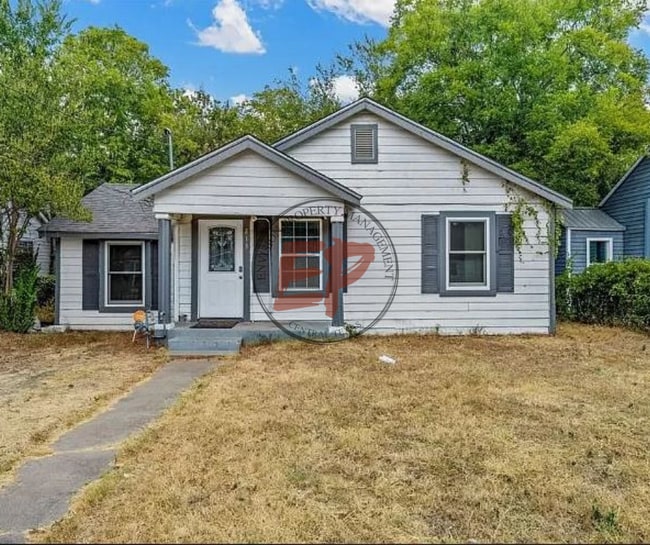 Building Photo - 213 N Oak Dr