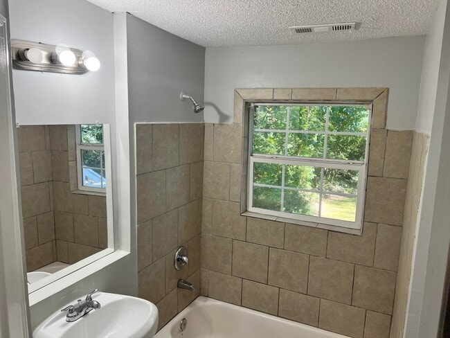 Photo - 960 Dewey St SW