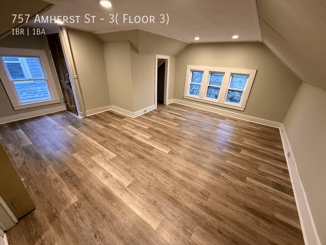 Building Photo - 757 Amherst St Unit 3( Floor 3)