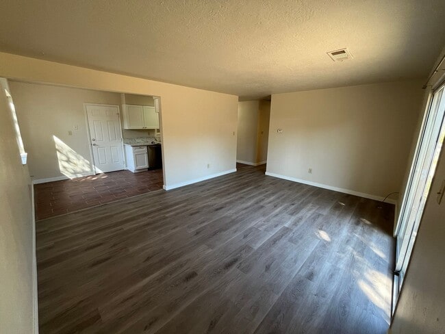 Building Photo - Move in Special see AD