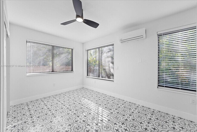 Photo - 1240 NE 138th St