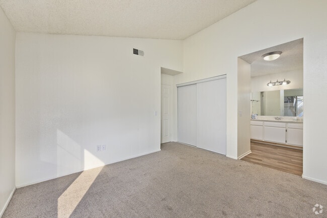 2BR, 2BA - 942SF - Primary Bedroom