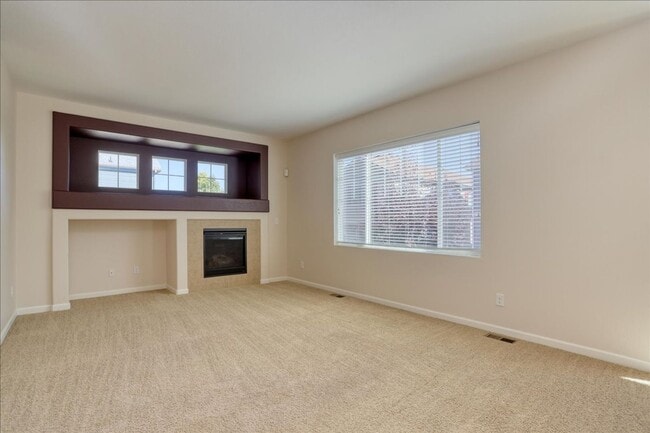 Photo - Awesome 3bed/3bath/2car garage on a quiet street in Aurora!