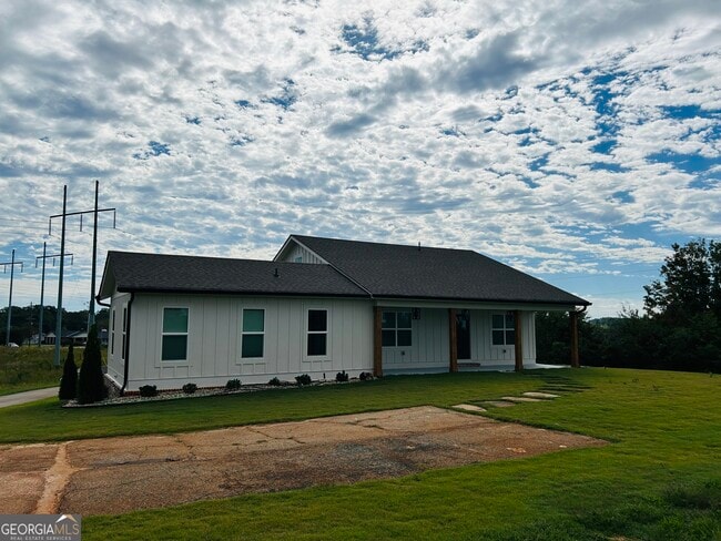 Photo - 425 Smokey Rd