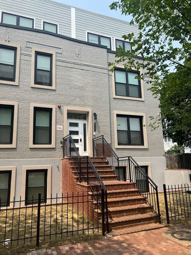 Building Photo - 1620 Constitution Ave NE Unit 1