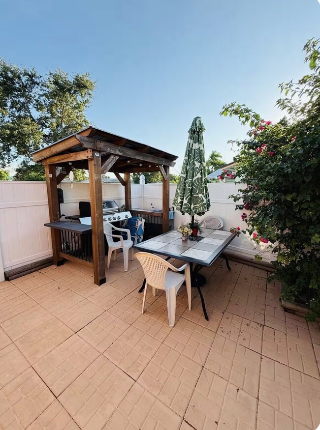 Photo - 3053 Monica Pky Unit Mother in law suite
