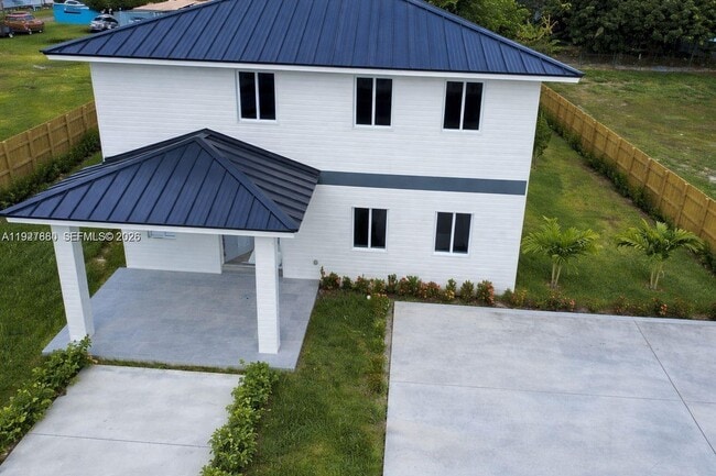 Building Photo - 722 NW 6th Ct