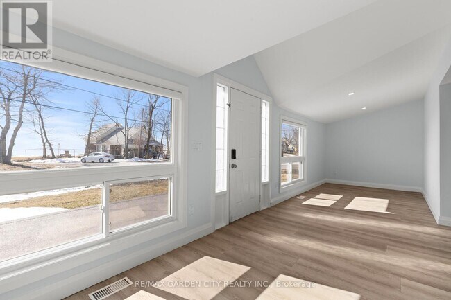 Photo - 11582 Beach Road East