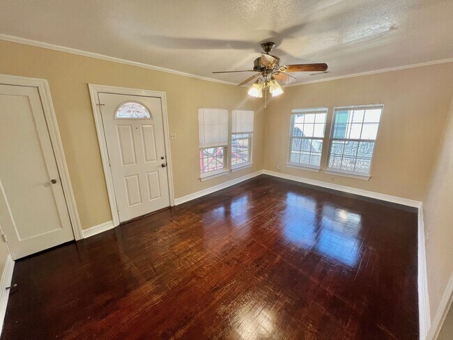 Photo - 502 Zennia St