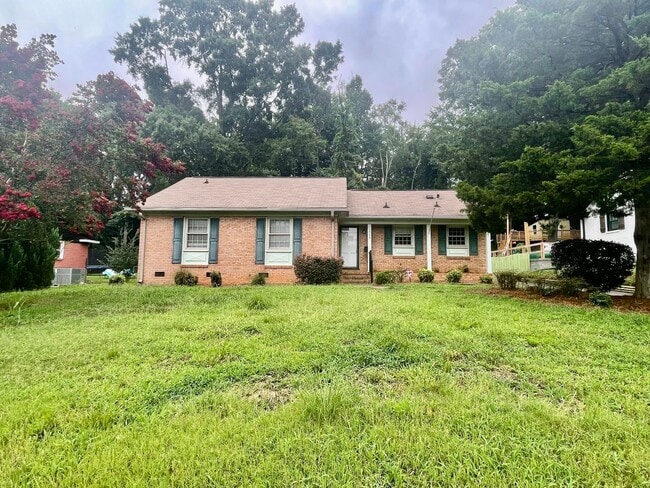 Building Photo - Welcome to the Classic 3 bedroom 1 1/2 bat... Rental