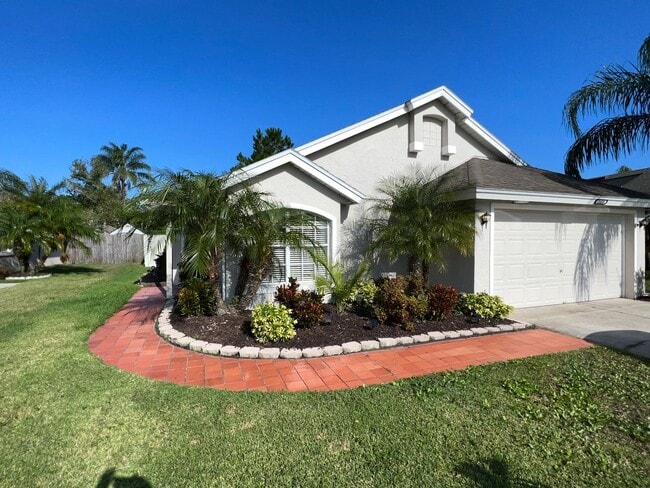 Building Photo - RESERVE AT WEDGEFIELD 3 bedroom 2 bath home with stainless appliances, laminate flooring and a fe...