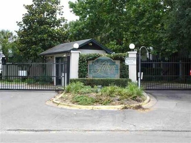 Building Photo - 1319 Airport Dr Unit 1319 Airport Drive F3-1