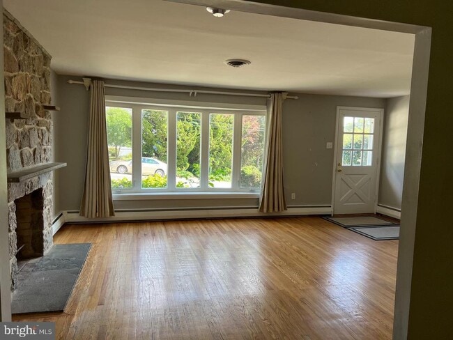 Photo - 319 Meetinghouse Ln