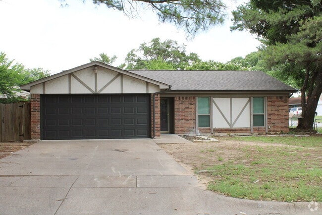 Building Photo - "Beautifully updated 4-Bedroom 2-Bath in A... Rental