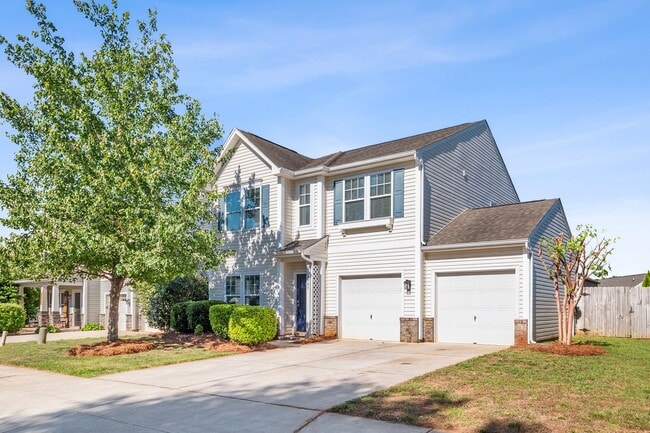 Building Photo - Newer Home, Granite Counter-Tops, Wood Laminate Flooring, SS Appliances, Garage, Fenced, Must See!
