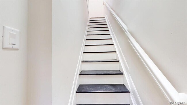 Photo - 549 Ashford St Unidad Second Floor