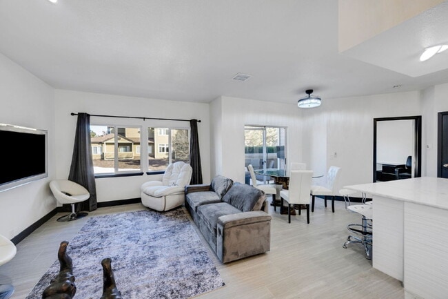 Beautiful Remodeled 2 Bedroom/2 Bathroom Condo is DTC!