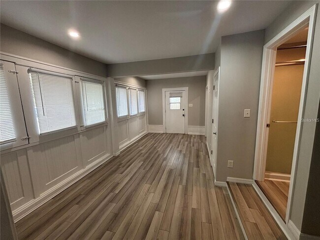 Photo - 107 W 6th St