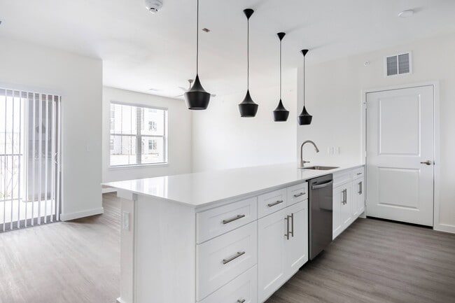 Building Photo - 901 Rendon