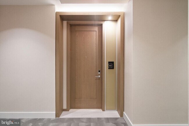 Photo - 7887 Jones Branch Dr Unidad 1802