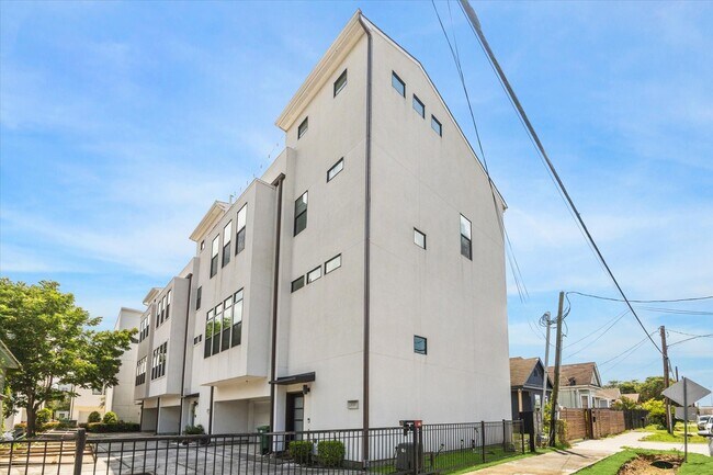 Photo - 1703 Weber St