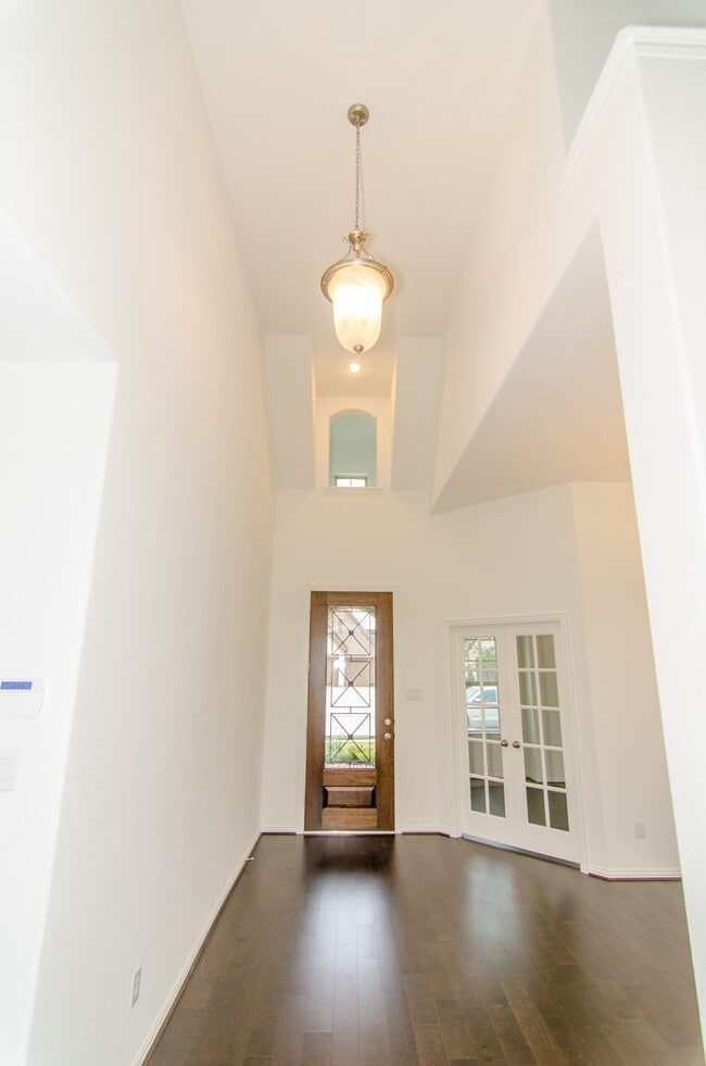 Photo - 18122 Glenlyon Dr