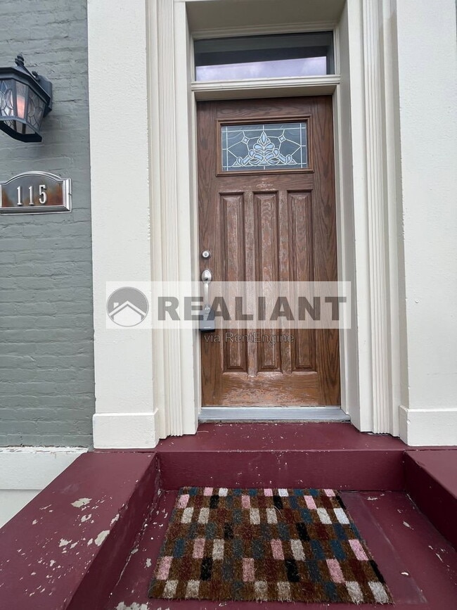 115 E 8th St