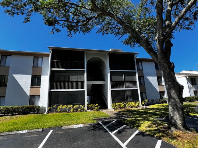 Building Photo - 1 Bedroom 2nd Floor Condo in East Orlando with Laminate Flooring and Scenic Balcony View! Unit 72