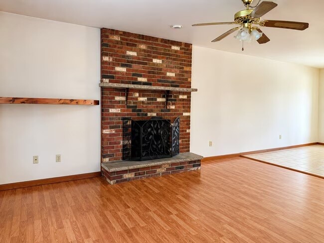 Living room/with fireplace - 40 Mountain Dr Unit 102