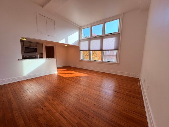 Photo - 1 E King St E