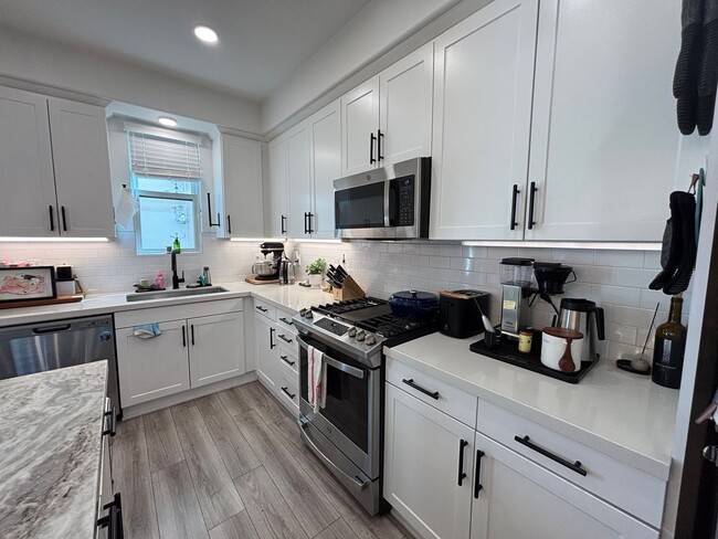 Photo - 1564 E Thompson Blvd