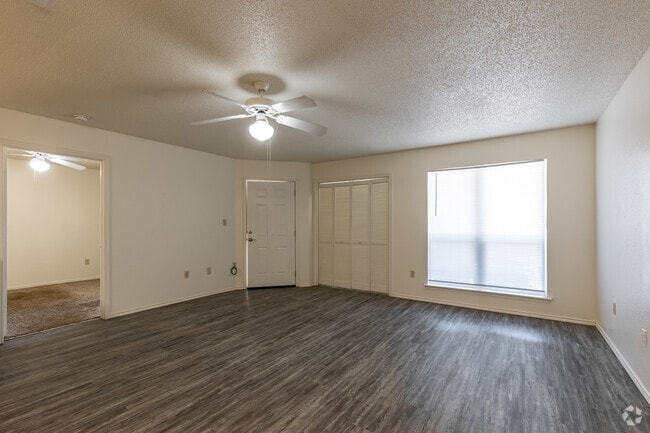 2BR, 2BA - 905SF - Living Room
