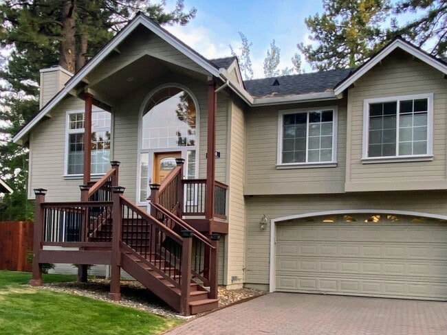 Building Photo - Large upscale home with large garage