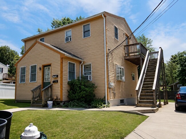 Building Photo - 1042 Sassaquin Ave Unit 1